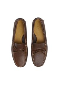 Bruna läderloafers med texturerad yta, vit söm och dekorerande knut på framfoten. Graverad logotyp på innersulan.