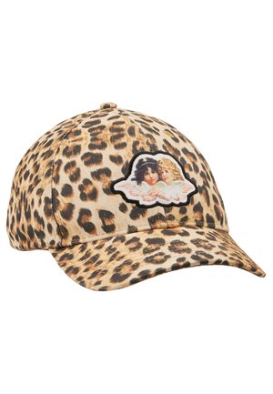 Baseballcap mit Leopardenmuster und einem bestickten Aufnäher von zwei Cherubinen, einer mit dunklem Haar und der andere mit blondem Haar, beide mit weißen Flügeln.