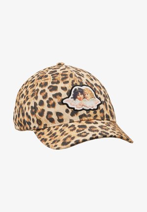 Baseballcap mit Leopardenmuster und einem bestickten Aufnäher von zwei Cherubinen, einer mit dunklem Haar und der andere mit blondem Haar, beide mit weißen Flügeln.