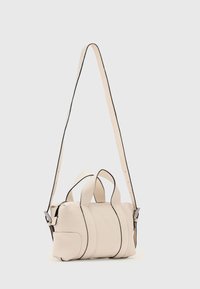 Crèmekleurige leren handtas met zwarte accensteken, twee bovenhandvatten en een afneembare schouderriem; zachte textuur, compacte rechthoekige vorm.