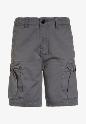 Pantalones cortos cargo grises fabricados en sarga de algodón, con dos bolsillos laterales con solapas, cierre delantero con botón y trabillas para cinturón. Textura suave.