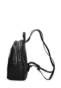 Zaino in pelle nera con due scomparti con zip, spallacci regolabili e manico superiore. Texture liscia e design minimalista.