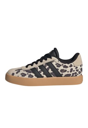 Lav-sko sneaker med beige og sort leopardprint, sorte striber, sorte snørebånd, beige ruskindstæt og hæl samt gummisål.