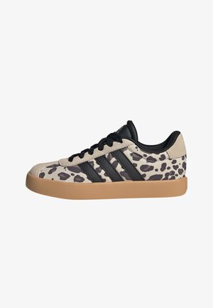 Lav-sko sneaker med beige og sort leopardprint, sorte striber, sorte snørebånd, beige ruskindstæt og hæl samt gummisål.