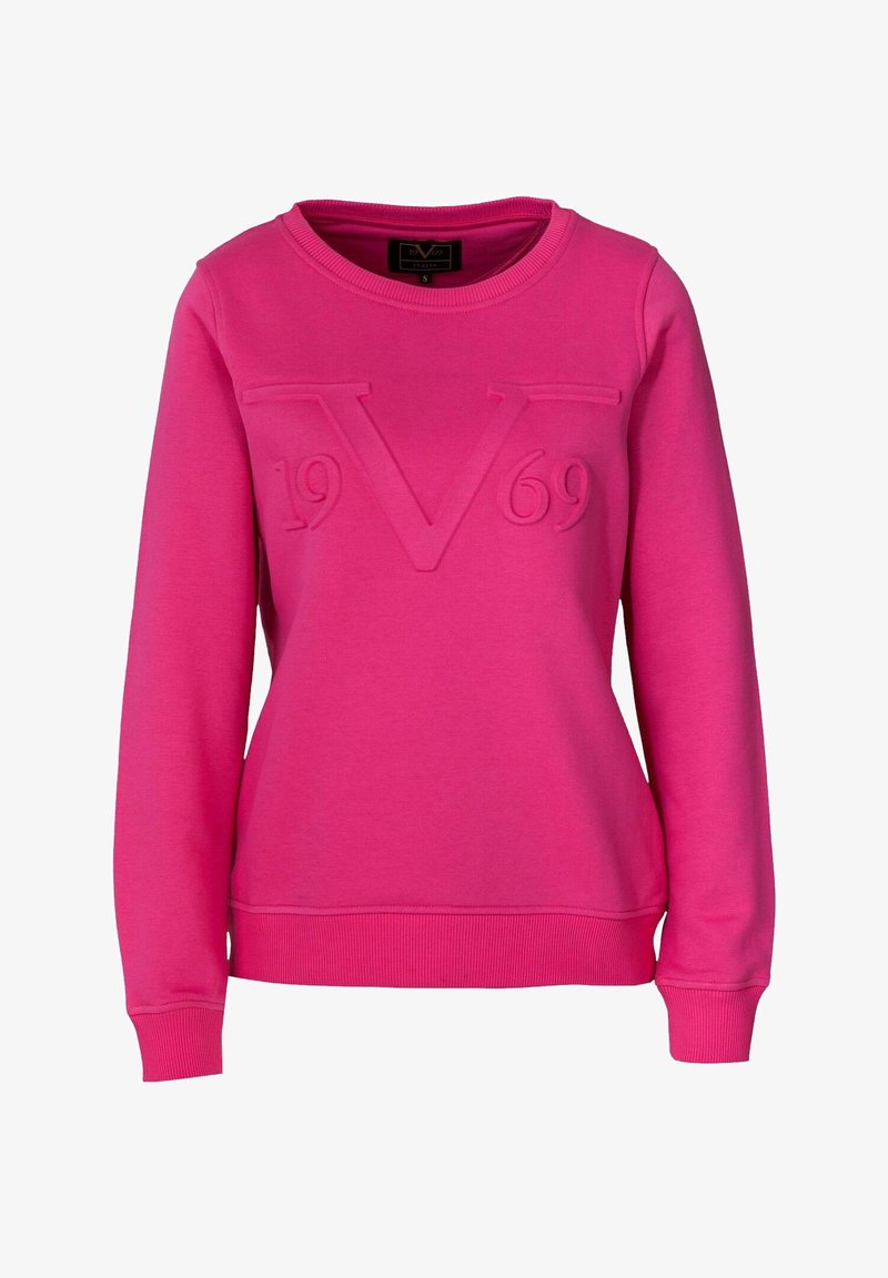 Różowy sweter z prążkowanymi mankietami i dołem. Posiada wytłaczane litery "V 1969" z przodu oraz okrągły dekolt. Wykonany z miękkiego materiału.