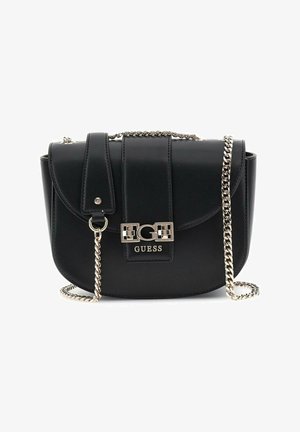 Sac à main en simili cuir noir avec une bandoulière en chaîne, fermeture rabat et matériel logo visible. Présente une forme structurée et des détails de couture ton sur ton.