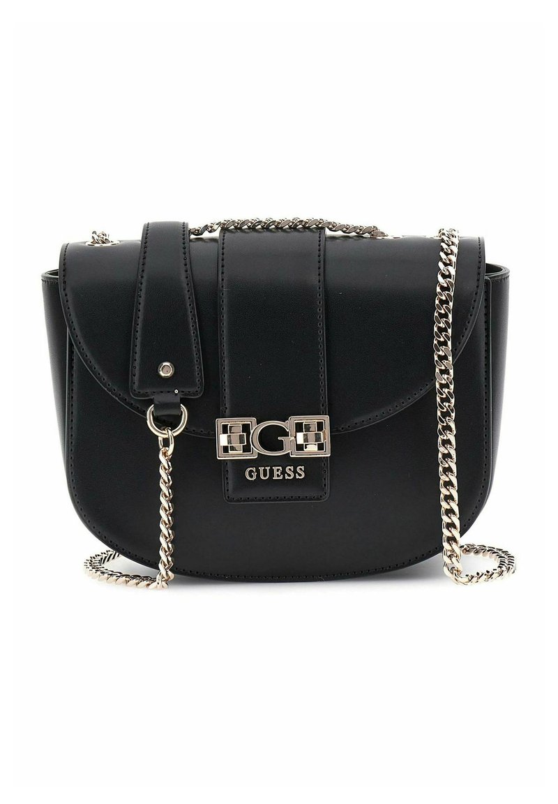 Sac à main en simili cuir noir avec une bandoulière en chaîne, fermeture rabat et matériel logo visible. Présente une forme structurée et des détails de couture ton sur ton.