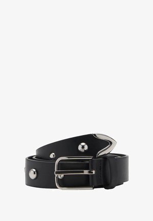 Ceinture en cuir noir avec une boucle en métal argenté et des clous décoratifs argentés. La ceinture a une texture lisse avec un design épuré et minimaliste.