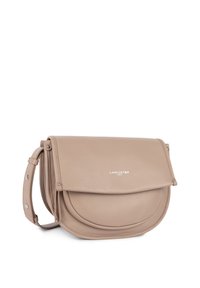 Borsa a tracolla in pelle beige con pattina curva e hardware metallico. Presenta una tracolla regolabile e un logo impresso sul davanti.