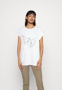 Camiseta de algodón blanca con mangas cortas, que presenta un gráfico lineal negro de dos rostros entrelazados, transmitiendo conexión.