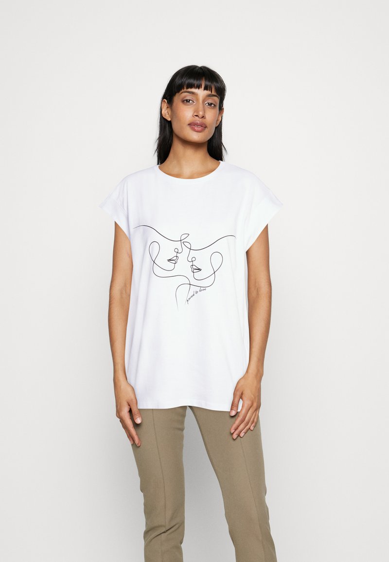 Camiseta de algodón blanca con mangas cortas, que presenta un gráfico lineal negro de dos rostros entrelazados, transmitiendo conexión.