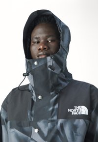 The North Face RETRO MOUNTAIN JACKET - Lauko striukė - smoked pearl