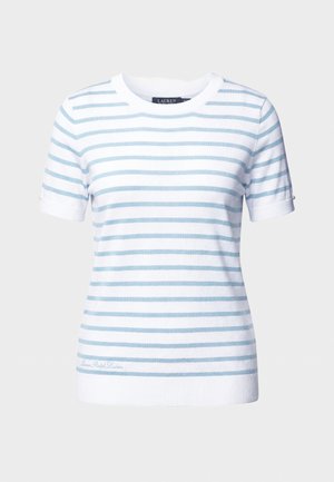 Weißes Strickoberteil mit kurzen Ärmeln, hellblauen horizontalen Streifen, rundem Ausschnitt und kleinem Logodetail nahe dem Saum.