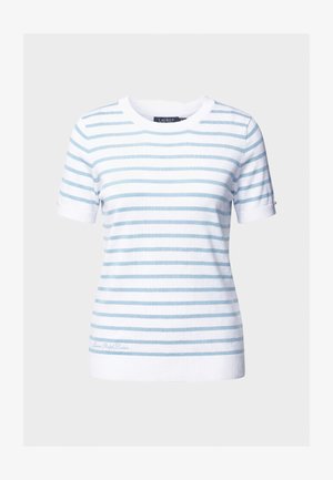 Weißes Strickoberteil mit kurzen Ärmeln, hellblauen horizontalen Streifen, rundem Ausschnitt und kleinem Logodetail nahe dem Saum.