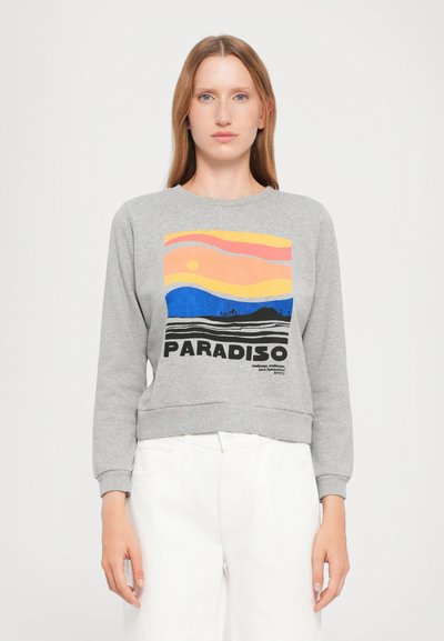 Szara bluza z grafiką w wielu kolorach przedstawiającą fale i słońce, z napisem "PARADISO" na dole. Ściągacze na mankietach i dole.