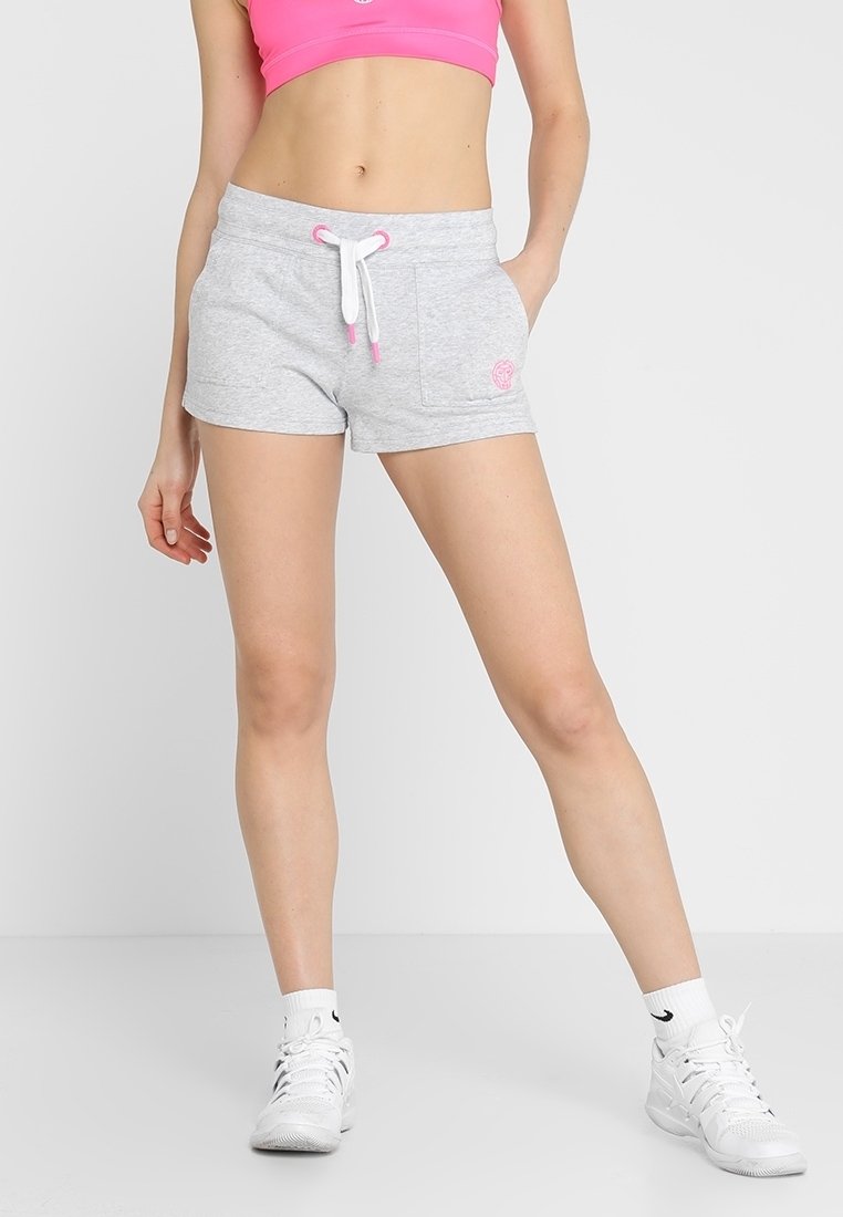 Šedé bavlněné šortky s bílým šňůrkováním, s růžovými detaily a logovou nášivkou na přední části. Mají volný střih a boční kapsy.