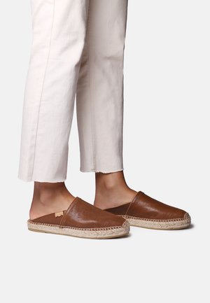 DENISE-P - Slip-on sandaler - marro