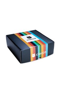Scatola regalo nera con strisce colorate in arancione, verde acqua e blu, con un logo centrale raffigurante una faccia di gatto bianca e il testo "ciocca" sotto.