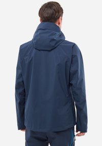 Granatowa, wodoodporna kurtka z odpinanym kapturem, gładką teksturą, pełnym zakryciem pleców i regulowanymi mankietami dla pewnego dopasowania.