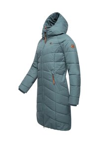 Türkizkék bélelt hosszú kabát magas gallérral, teljes cipzárral és két oldalzsebbel. Díszítik stilizált logó és kontrasztos barna részletek.