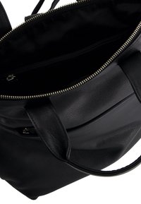 Černá kožená kabelka s texturovaným povrchem, zipovým uzavřením a vnitřními kapsami. Obsahuje dvojité uchy a prostornou hlavní komoru.