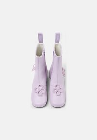 Stivaletti alla caviglia in pelle viola con finitura lucida, decorati con motivi floreali e zip laterali, completati da linguette in tessuto.