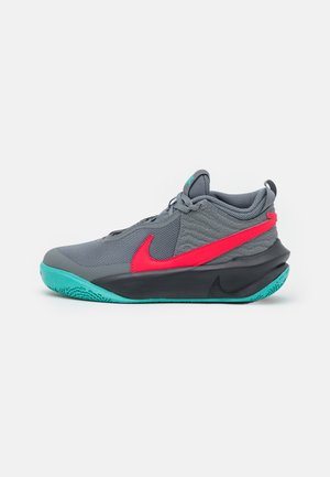 TEAM HUSTLE 10 UNISEX - Basketball shoes - smoke grey/siren red/dark smoke grey