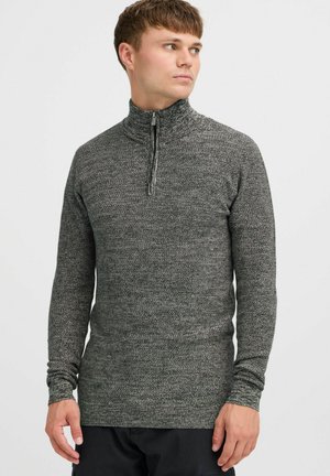 Maglione grigio, testurizzato, con zip al collo e maniche lunghe, caratterizzato da un colletto alto e un design aderente. Tessuto morbido adatto per il layering.