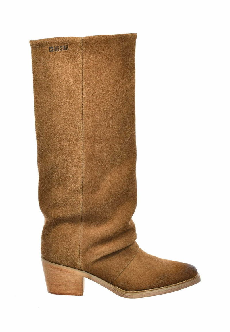 Brązowy zamszowy but do kolan z zaokrąglonym noskiem, luźnym fasonem i drewnianą blokową obcasą. Na górze znajduje się logo „BIG STAR”.