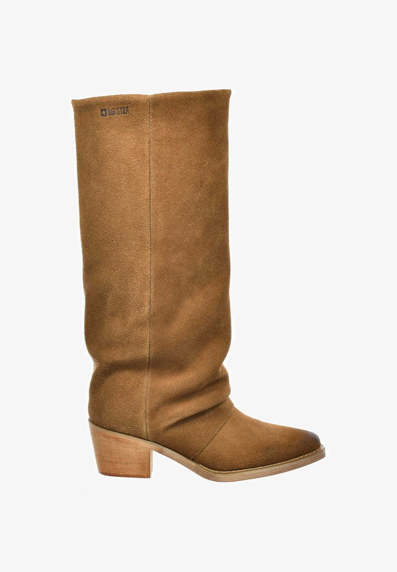 Brązowy zamszowy but do kolan z zaokrąglonym noskiem, luźnym fasonem i drewnianą blokową obcasą. Na górze znajduje się logo „BIG STAR”.