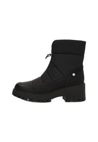 Botines negros hasta el tobillo con un upper de tela acolchada, suela de goma negra prominente, cremallera y detalles en plata en el lateral.