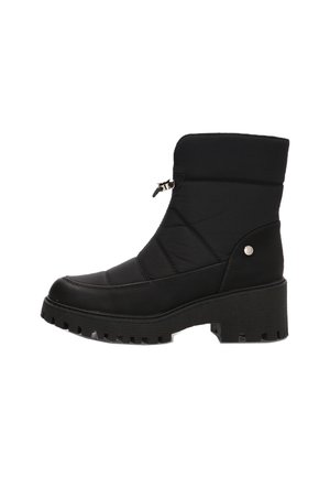 Botines negros hasta el tobillo con un upper de tela acolchada, suela de goma negra prominente, cremallera y detalles en plata en el lateral.