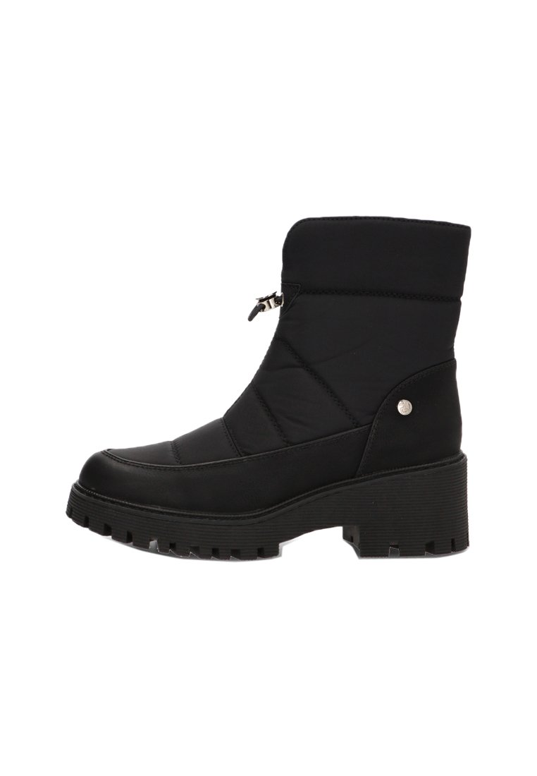 Botines negros hasta el tobillo con un upper de tela acolchada, suela de goma negra prominente, cremallera y detalles en plata en el lateral.