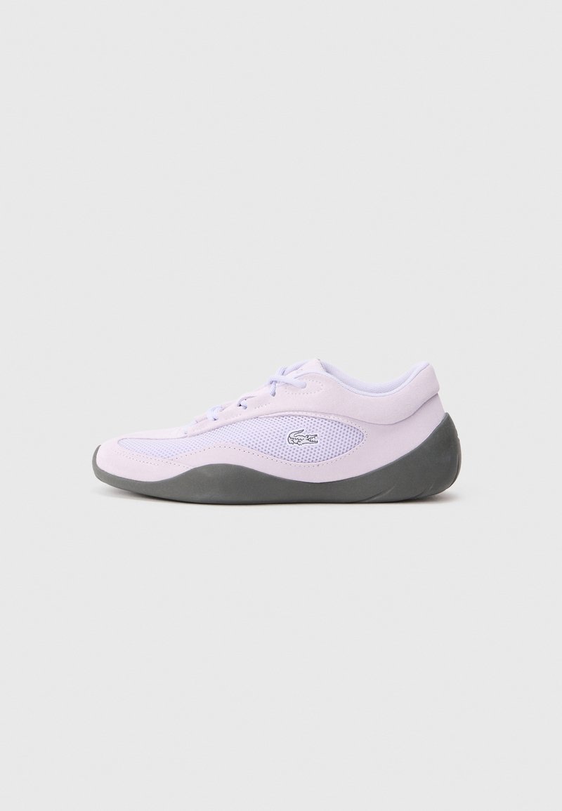 Baskets basses blanches et grises avec côtés en mesh, lacets sur le devant et logo crocodile Lacoste sur le côté extérieur.
