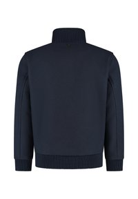 Marineblauwe jas met een hoge geribbelde kraag, geribbelde mouwen en tailleband. Glad materiaal met strakke lijnen en minimale details op de achterkant.