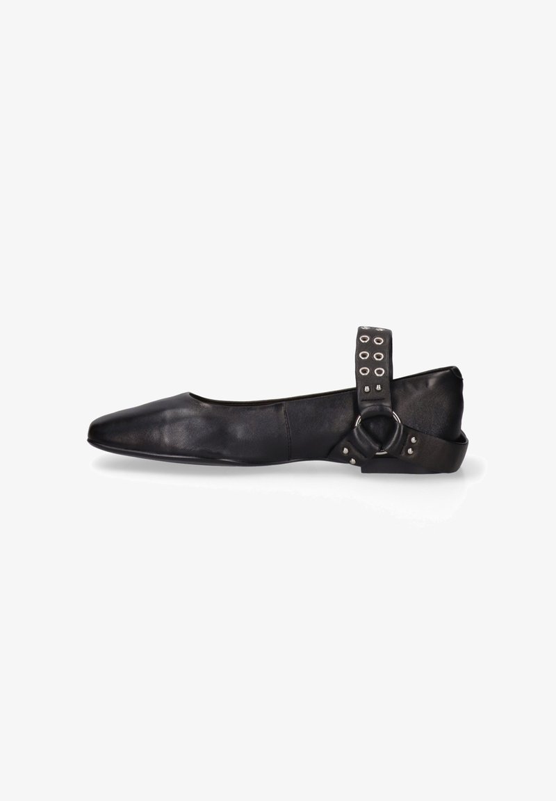 Scarpa piatta nera in pelle con punta affilata, dotata di una fascia con fibbia alla caviglia e accenti metallici decorativi sul tallone.