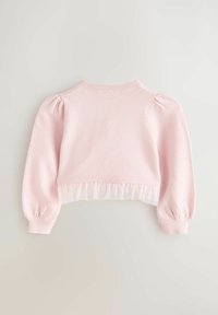 Gaiši rozā īss džemperis ar garām pūkainām piedurknēm, ribota kakla izgriezuma un caurspīdīgu volānu apakšmalu. Gluda tekstūra, ikdienišķs dizains.