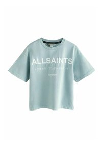 Vaaleansininen puuvillapaita, jossa on pyöreä kaula-aukko, lyhyet hihat, ja rohkeasti valkoisella painettuna teksti "ALLSAINTS" ja "LONDON" etuosassa.