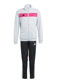 Chándal deportivo de color gris claro con una franja horizontal rosa en la chaqueta, pantalones negros y detalles blancos, fabricado con una tela suave y transpirable.