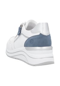 Baskets sportives blanches et bleu clair avec une tige en synthétique lisse, des accents argentés, une fermeture éclair et une semelle courbée et rembourrée.