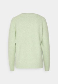 Maglione verde chiaro con una finitura morbida e testurizzata. Presenta maniche lunghe, un collo arrotondato e polsini e orlo a coste.
