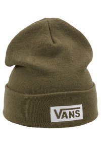 Bonnet tricoté vert olive avec revers, avec un patch logo Vans blanc rectangulaire sur le devant.