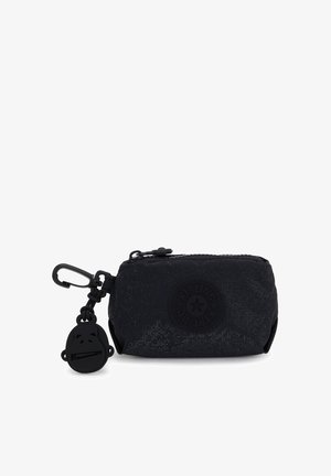Portafoglio nero con cerniera realizzato in materiale leggero; presenta una superficie texture e un portachiavi a forma di scimmia nera attaccato, con un volto sorridente.