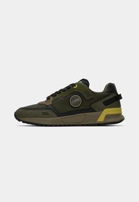Adidași cu șireturi în verde măsliniu, realizati din materiale de suede și plasă. Au un accent negru, detalii galbene și o talpă din cauciuc texturat.