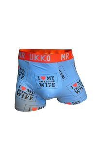 Lysblå boxershorts med orange elastik i taljen. Har gentagne sorte tekster "JEG ❤ MIN FANTASTISKE KONE" i rektangulære mønstre.