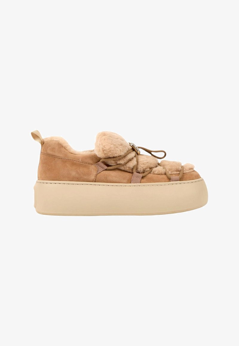Baskets à plateforme en daim beige avec semelle épaisse beige et empiècements en fourrure duveteuse maintenus par des lacets fins, vues de côté.