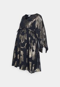 Svart gravidklänning med genomskinliga långa ärmar, prydd med ett gyllene abstrakt mönster, knytning i midjan och en utsvängd silhuett.