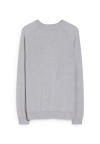 Szary sweter z dzianiny, lekki materiał, okrągły dekolt, ściągacze przy mankietach i u dołu, bezszwowy krój ramion, gładka faktura i jednolity kolor.