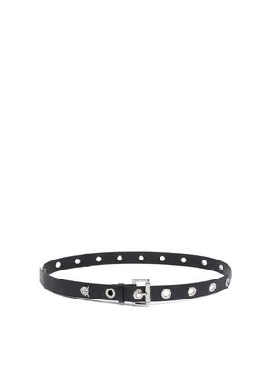 Ceinture en cuir noir ornée de clous métalliques ronds, avec une quincaillerie argentée et une boucle simple. Texture lisse et longueur ajustable grâce à des trous.