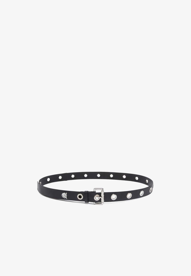 Ceinture en cuir noir ornée de clous métalliques ronds, avec une quincaillerie argentée et une boucle simple. Texture lisse et longueur ajustable grâce à des trous.